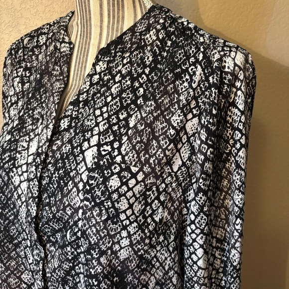 Apt. 9 Monochrome Patterned Blouse Large Animal Print Black White Button-Up Top - Picture 9 of 16